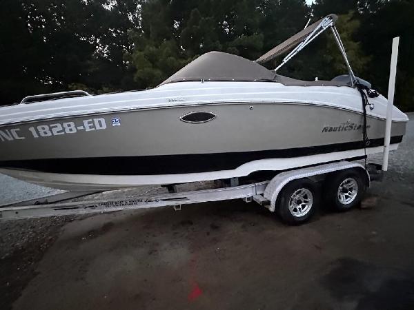 NauticStar 223DC Sport Deck