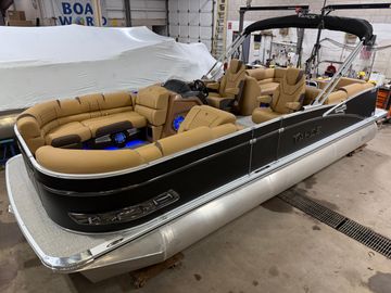 2025 Tahoe Cascade 2385 Quad Lounge & Honda 4-Stroke EFI