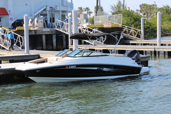 2016 Sea Ray 220 Sundeck