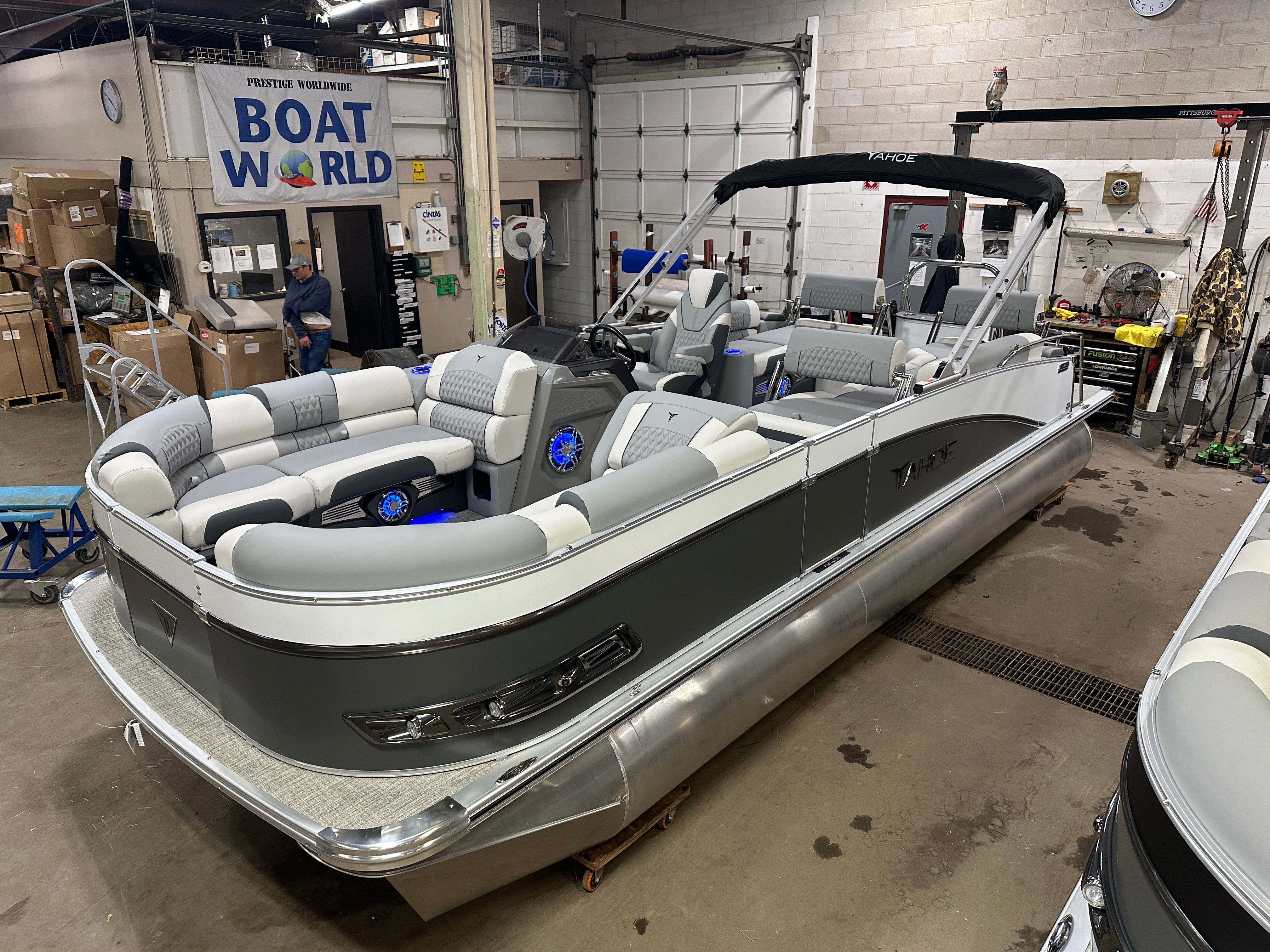 2025 Tahoe Cascade 2385 Quad Lounge Shift Flip & Honda 4-Stroke EFI