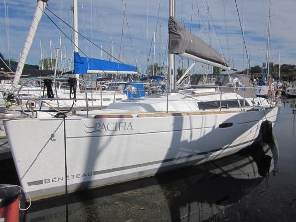 Beneteau Oceanis 34 2009 Beneteau Oceanis 34 sailboat docked in a marina.