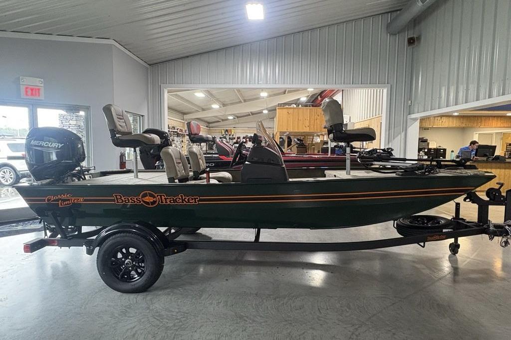 2026 Tracker Bass Tracker® Classic Limited