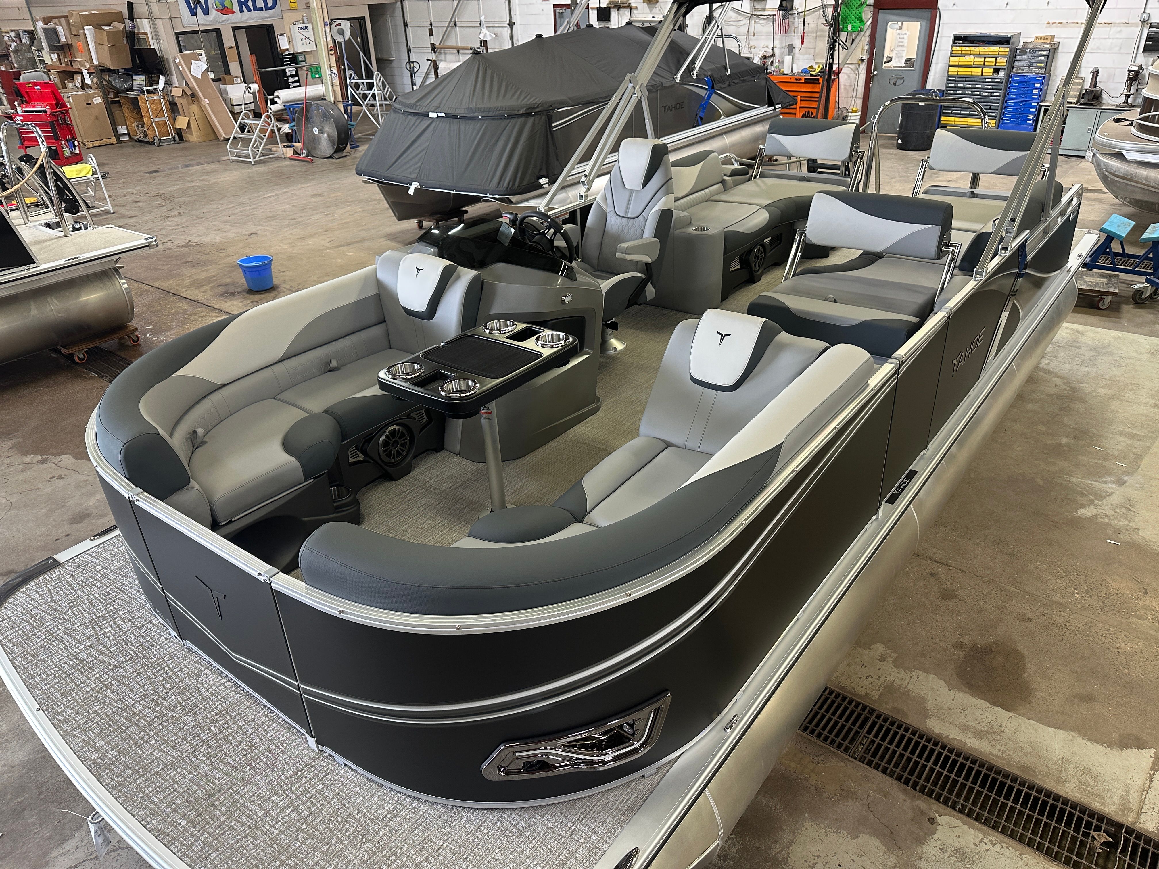 Tahoe LTZ 2385 Quad Lounge Shift Flip & Honda 4-Stroke EFI