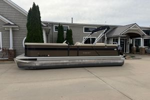 Crest Crest II 240 SLS 2019 Crest II 240 SLS pontoon boat parked outside a building.
