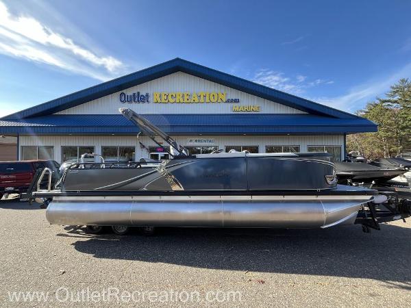 Avalon LSZ Versatile Rear Bench 2024 Avalon LSZ Versatile Rear Bench pontoon boat at Outlet Recreation.