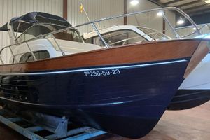 Mimi Libeccio 8.5 Sport 2023 Cantieri Mimi Libeccio 8.5 Sport boat in a warehouse, showcasing sleek design.