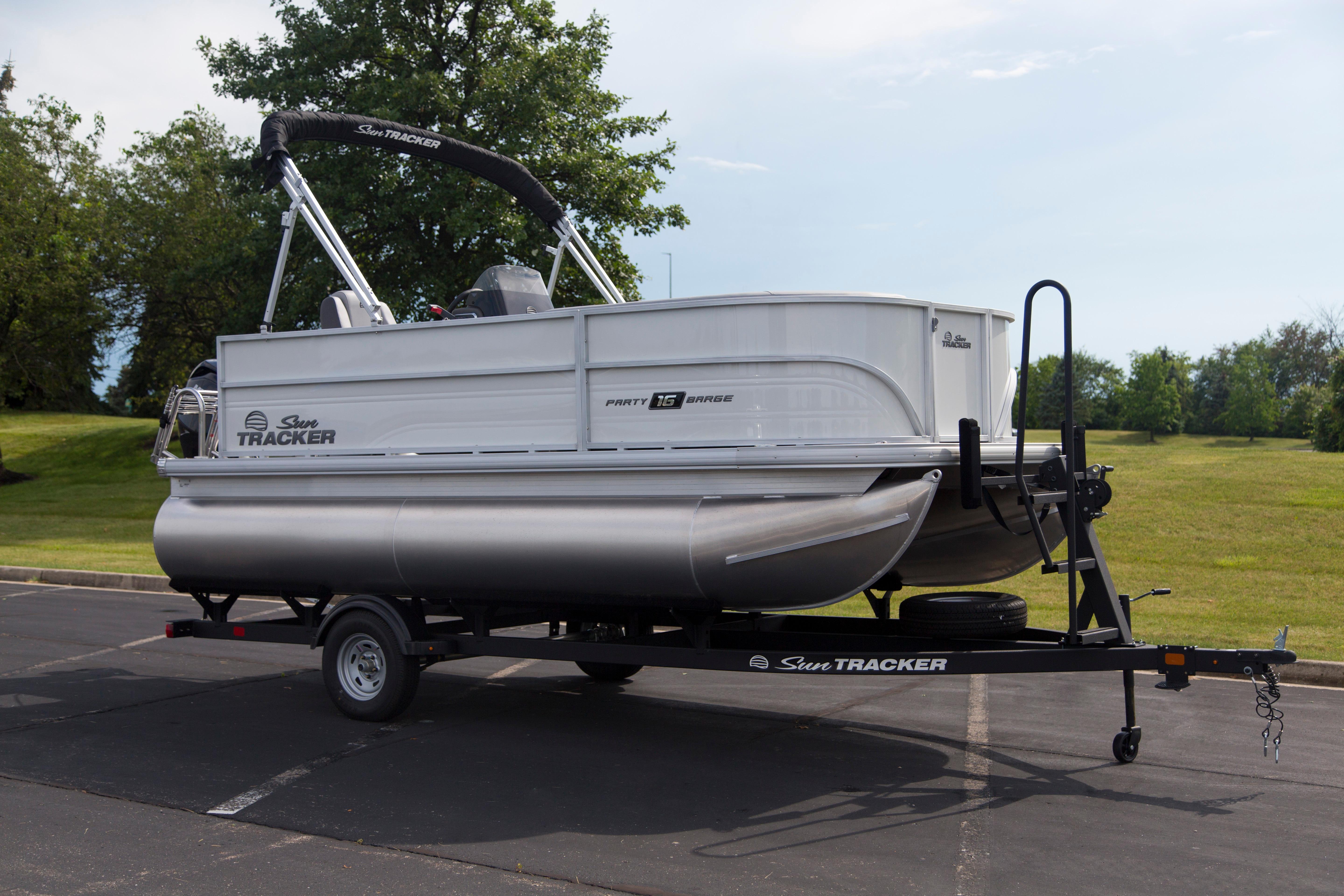2026 Sun Tracker Party Barge 16 DLX