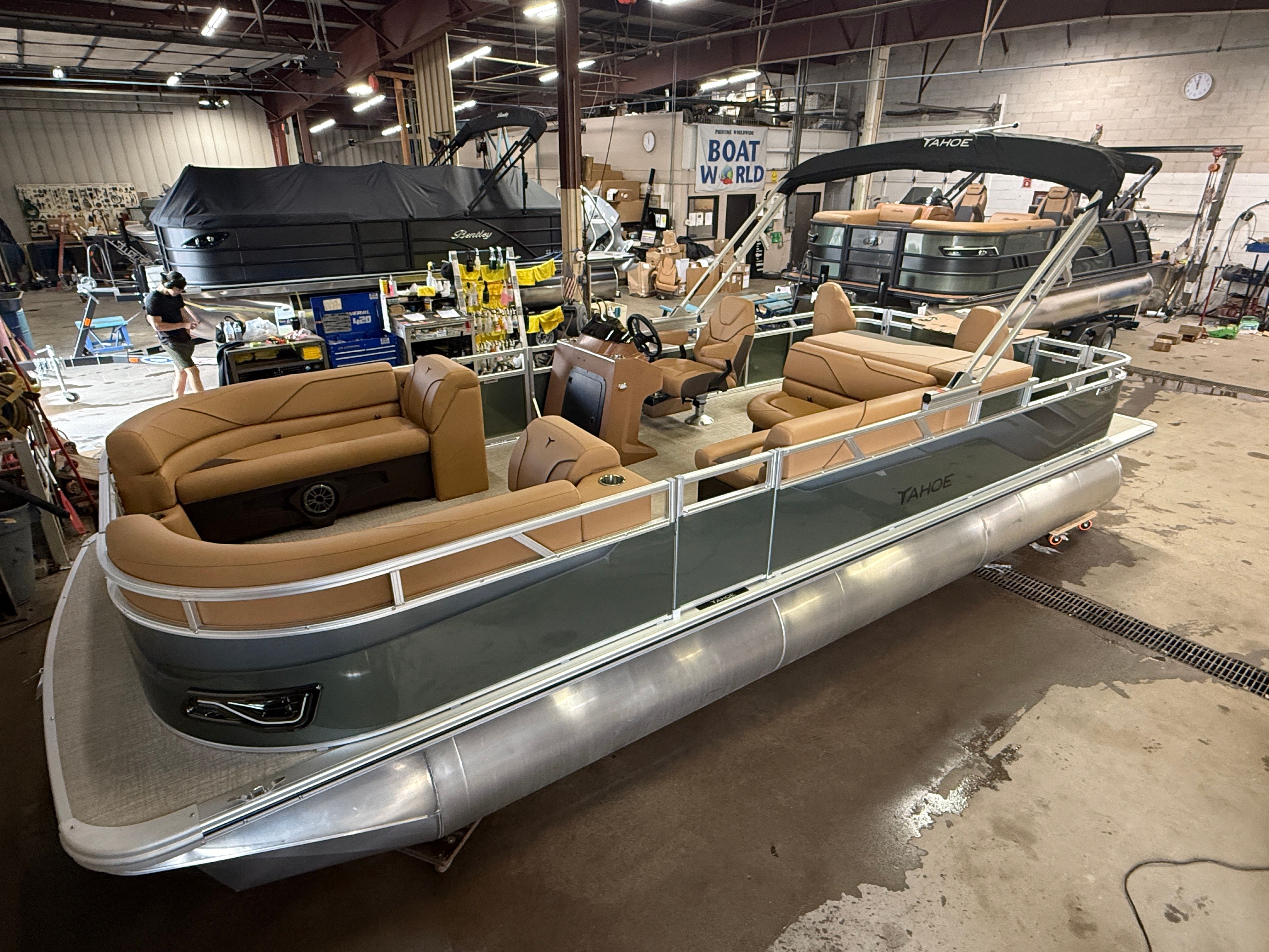 2026 Tahoe Sport 2385 Rear Fish & Honda 4-Stroke EFI