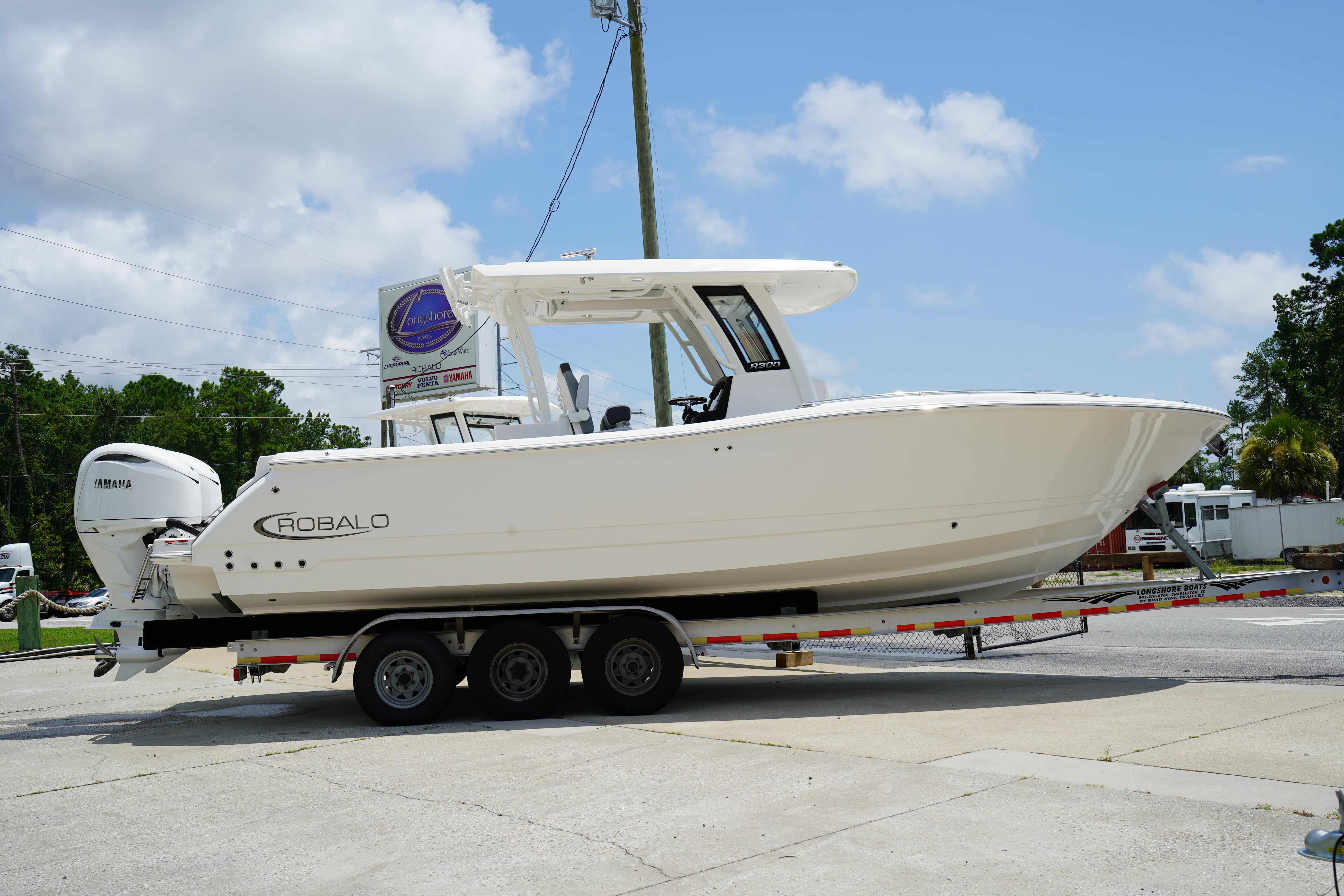 2025 Robalo R300 Center Console