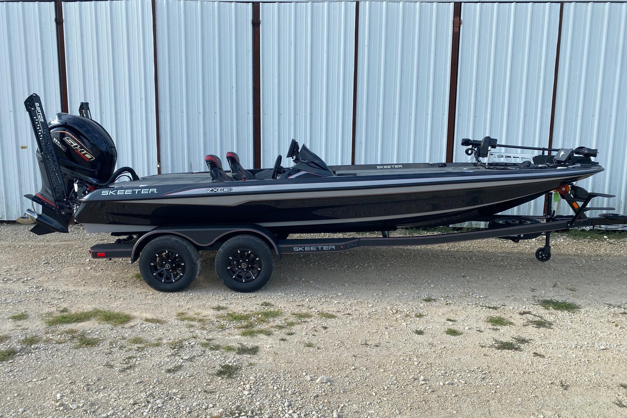 Skeeter ZXE21 2026 Skeeter ZXE21 bass boat with Yamaha engine on a trailer.