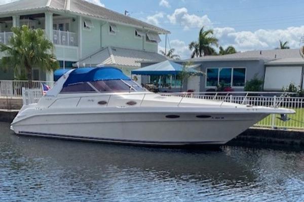 Sea Ray 330 Sundancer 1997 Sea Ray 330 Sundancer yacht docked by waterfront homes.
