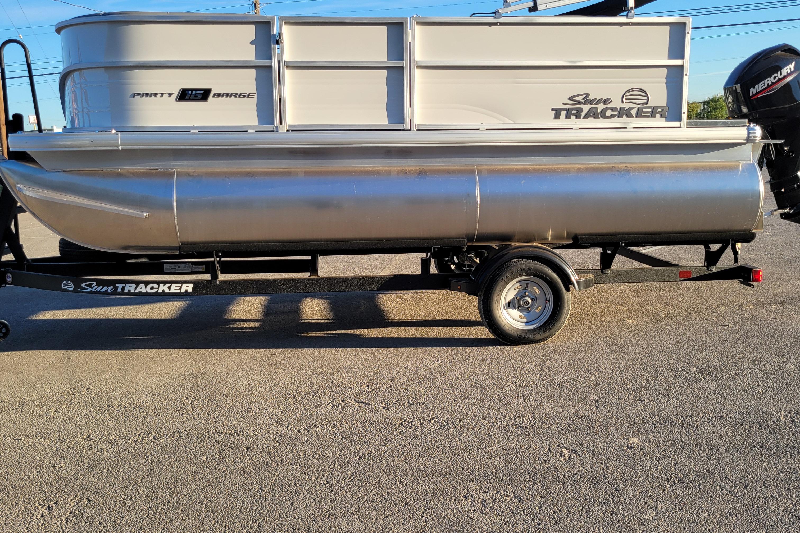 2026 Sun Tracker Party Barge 16 DLX