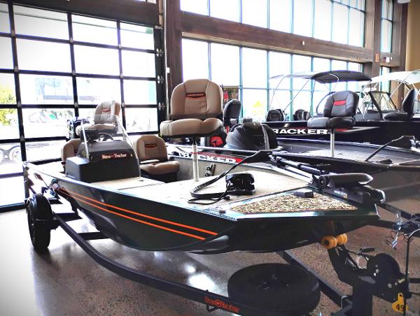 Tracker Bass Tracker Classic Limited 2025 Tracker Bass Tracker Classic Limited boat displayed in a showroom.