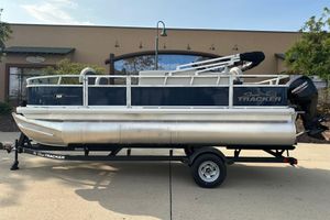 Sun Tracker Bass Buggy 18 DLX 2026 Sun Tracker Bass Buggy 18 DLX pontoon boat on trailer, parked outdoors.