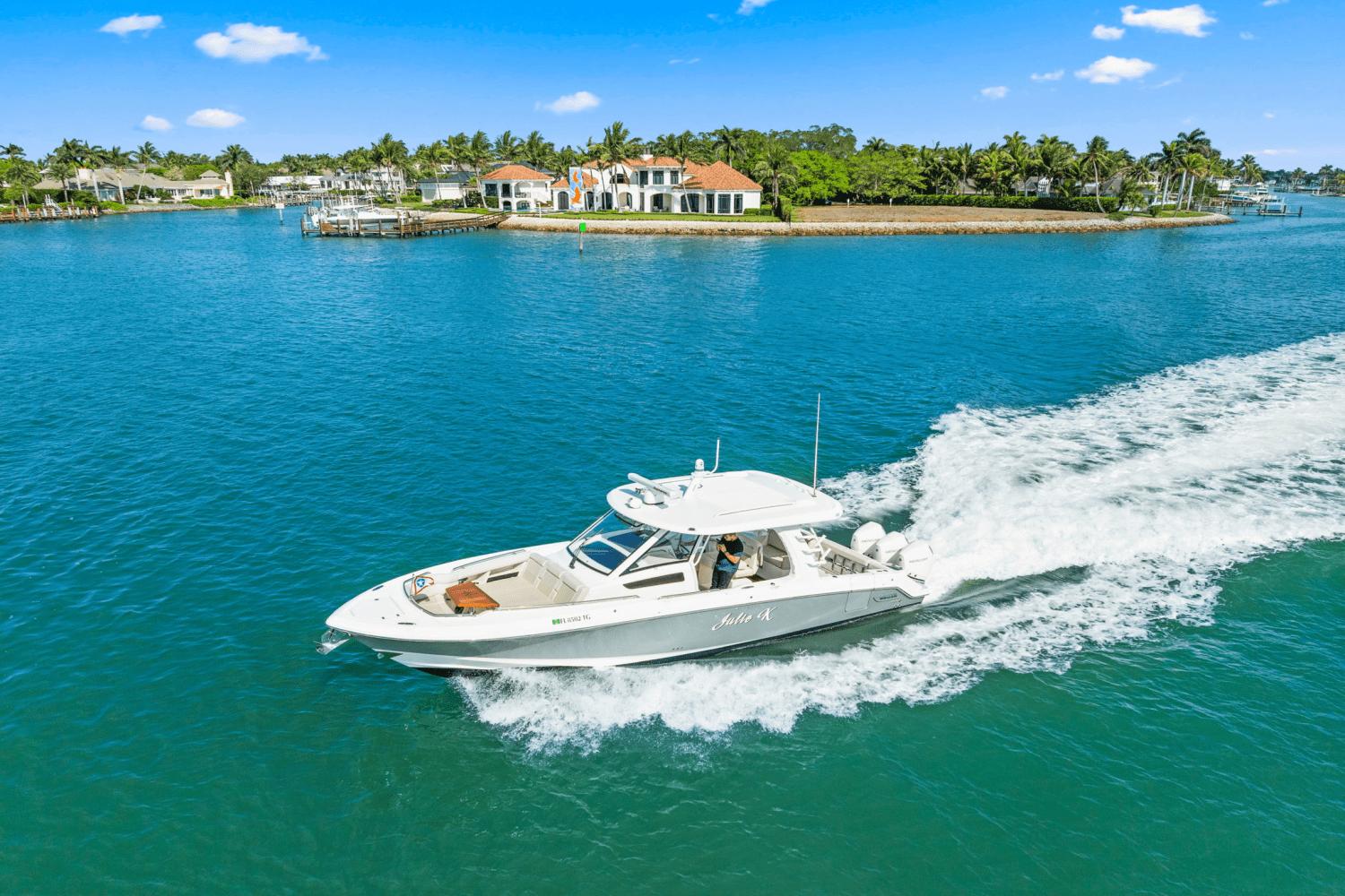 2022 Boston Whaler 350 Realm