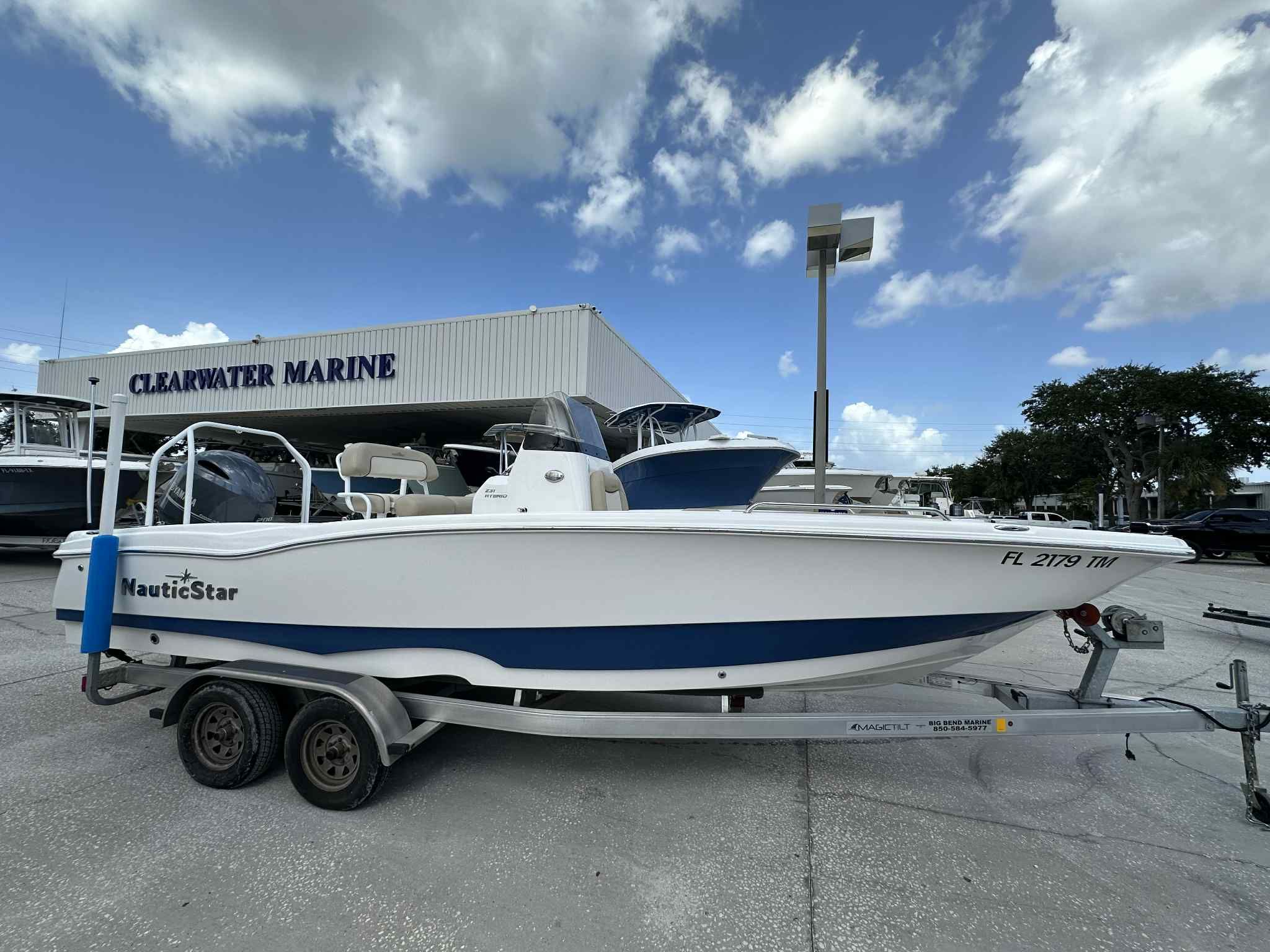2022 NauticStar 231 Hybrid