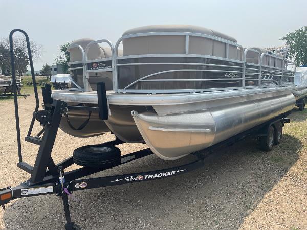 Sun Tracker SportFish 22 XP3 2023 Sun Tracker SportFish 22 XP3 pontoon boat on trailer.