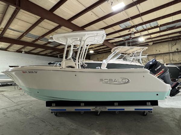 2021 Robalo R230 Center Console