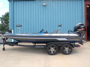 Skeeter ZX150 2023 Skeeter ZX150 bass boat on trailer, side view.