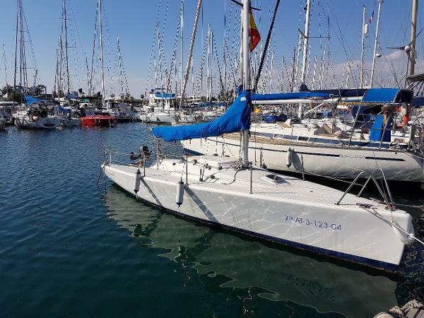 Custom decision 7.5 Sailboat "Custom Decision 7.5" 2004 docked in a marina with other boats.