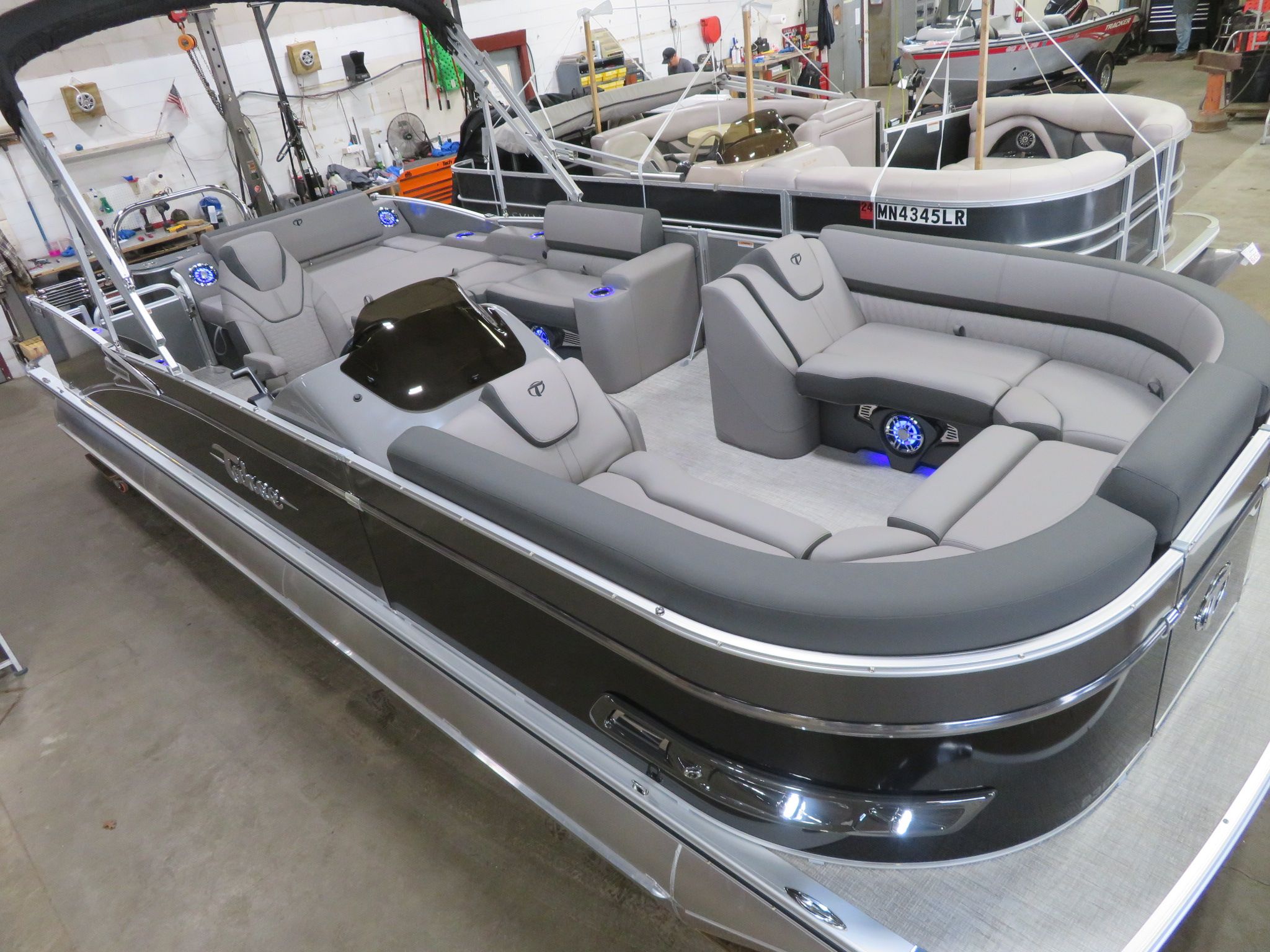 Tahoe Cascade 2385 VRL Swingback & Honda 140HP 4-Stroke EFI