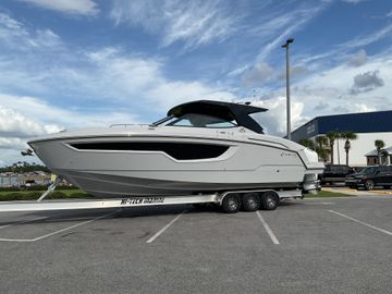 2025 Cruisers Yachts 38 GLS OB