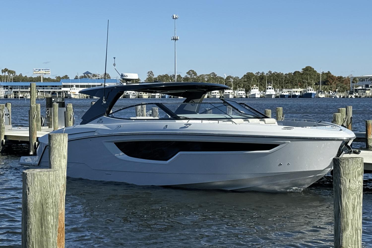 2025 Cruisers Yachts 38 GLS Outboard