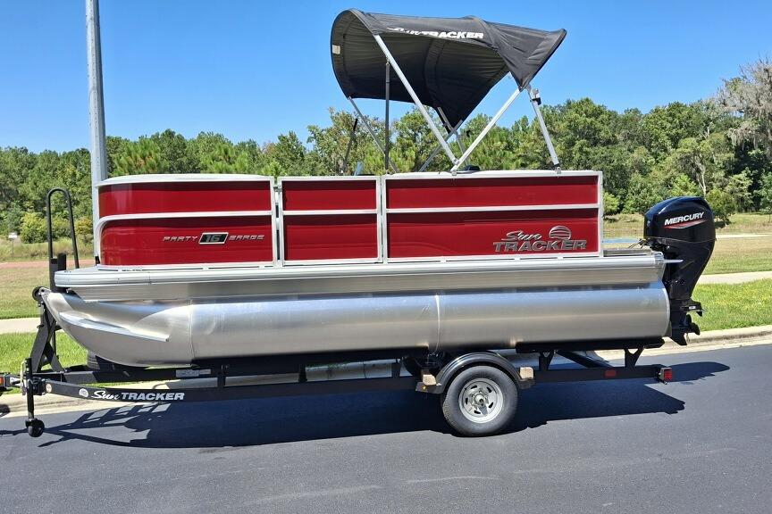 2026 Sun Tracker Party Barge 16 DLX