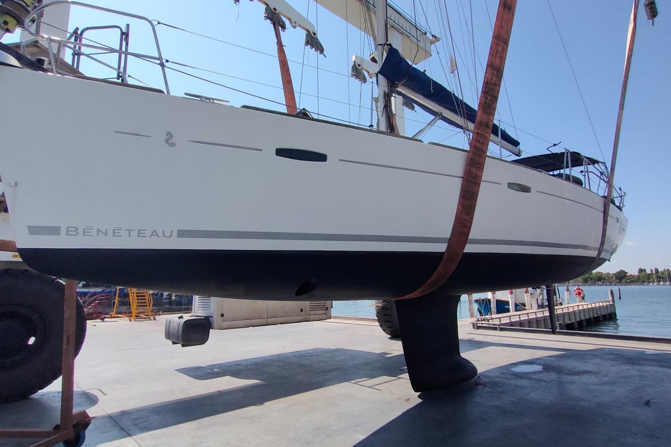Beneteau Oceanis 43 2007 Beneteau Oceanis 43 sailboat suspended on dock, side view.