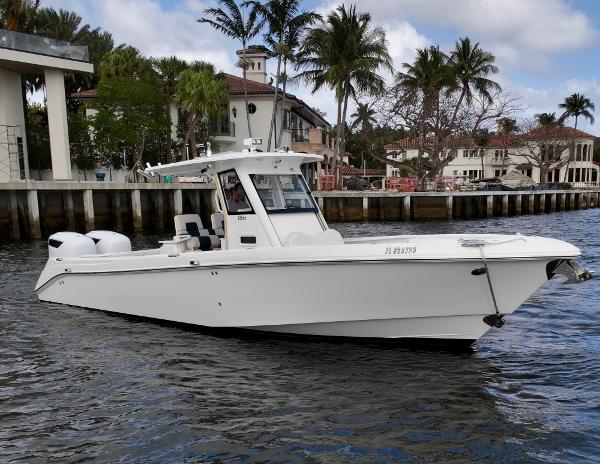 2013 Everglades 325 Center Console