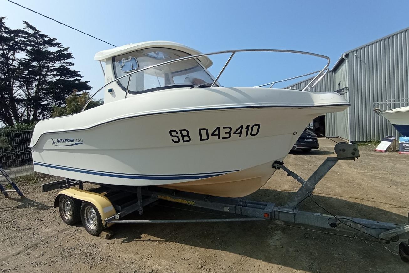 Quicksilver 580 Pilothouse 2007 Quicksilver 580 Pilothouse boat on trailer, parked outdoors.