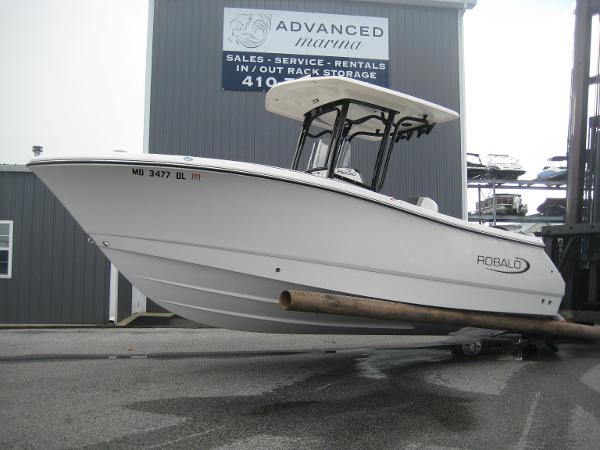 2025 Robalo R230 Center Console