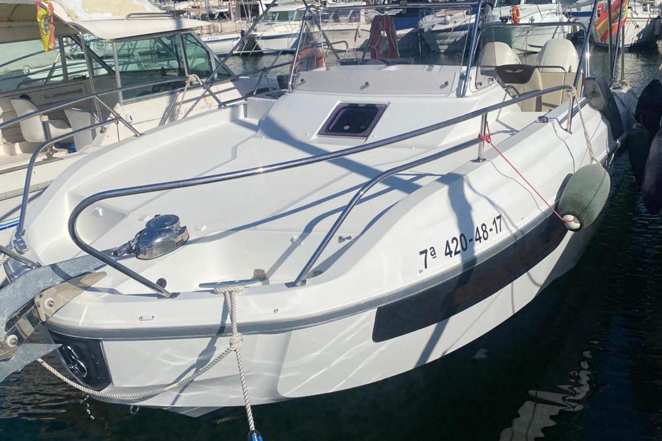 Beneteau Flyer 7.7 Sundeck 2017 Beneteau Flyer 7.7 Sundeck boat docked in marina, front view.