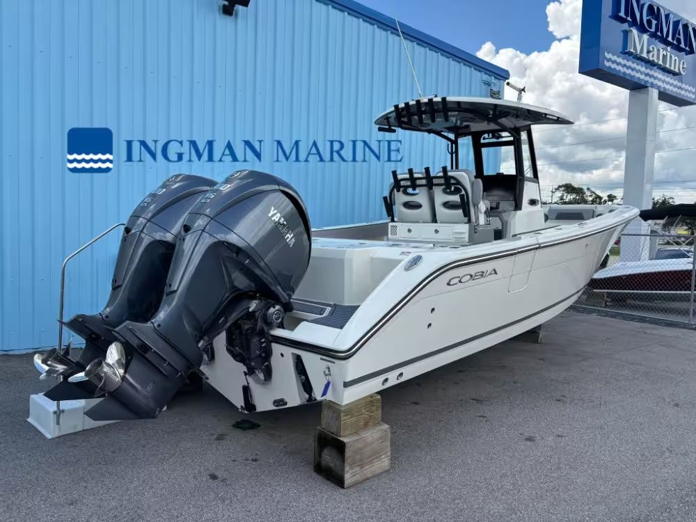 2025 Cobia 285 Center Console