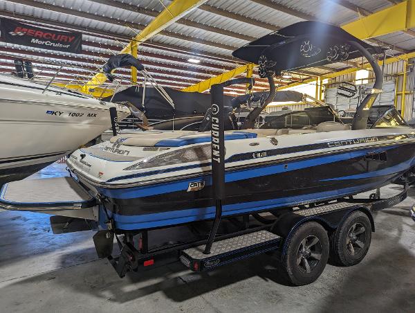 Centurion Enzo SV233 2014 Centurion Enzo SV233 boat in storage, featuring blue and black design on a trailer.
