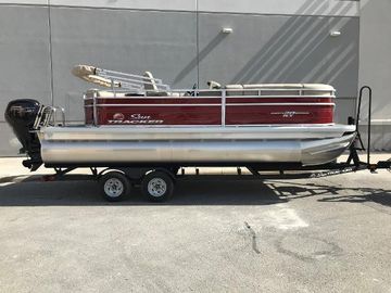 2025 Sun Tracker Party Barge 20 DLX