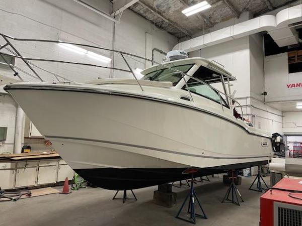 Boston Whaler 285 Conquest 2024 Boston Whaler 285 Conquest boat in a workshop setting.