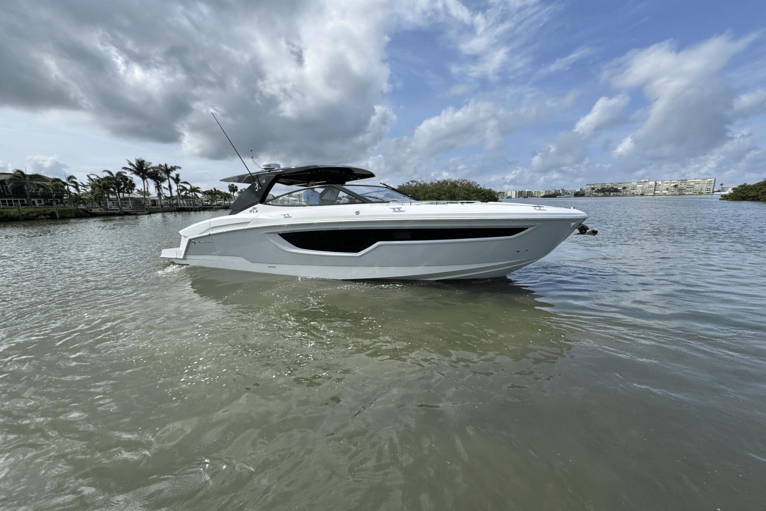 2025 Cruisers Yachts 38 GLS Outboard