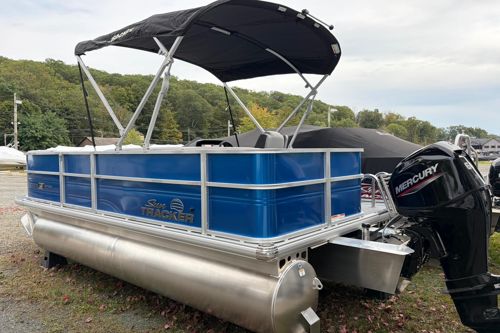 2026 Sun Tracker Party Barge 18 DLX