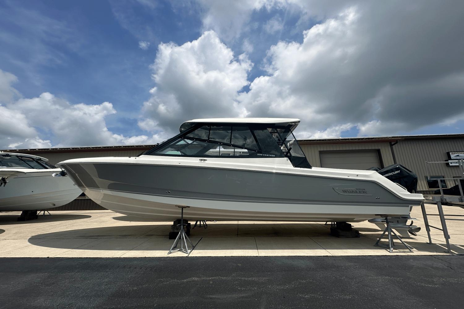 Boston Whaler 330 Vantage