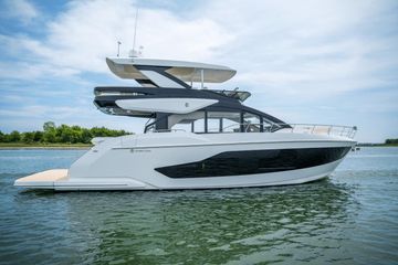 2025 Cruisers Yachts 57 Fly