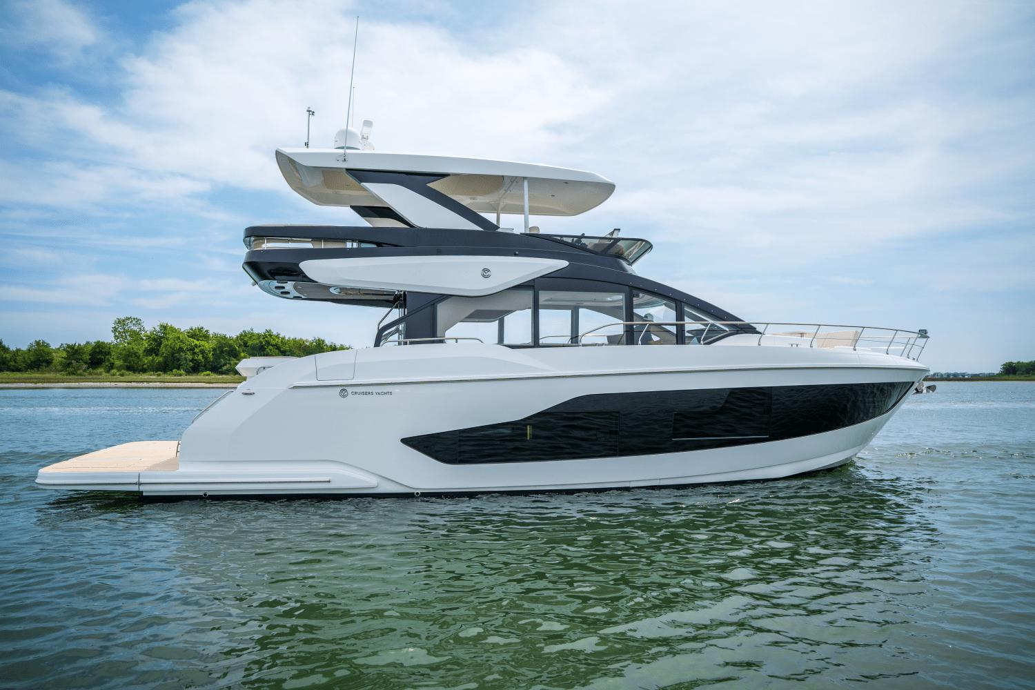2025 Cruisers Yachts 57 Fly