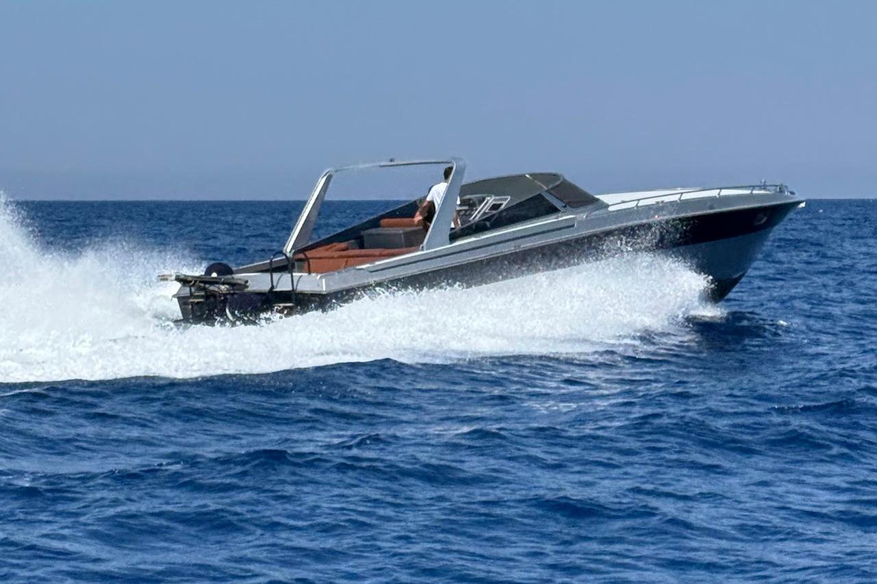 Magnum Marine 40 1991 Magnum Marine 40 speedboat cruising on open blue sea.