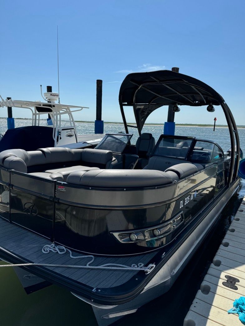 Avalon 2785 CATALINA PLATINUM ELITEWI 2021 Avalon 2785 Catalina Platinum EliteWI pontoon boat docked on a sunny day.
