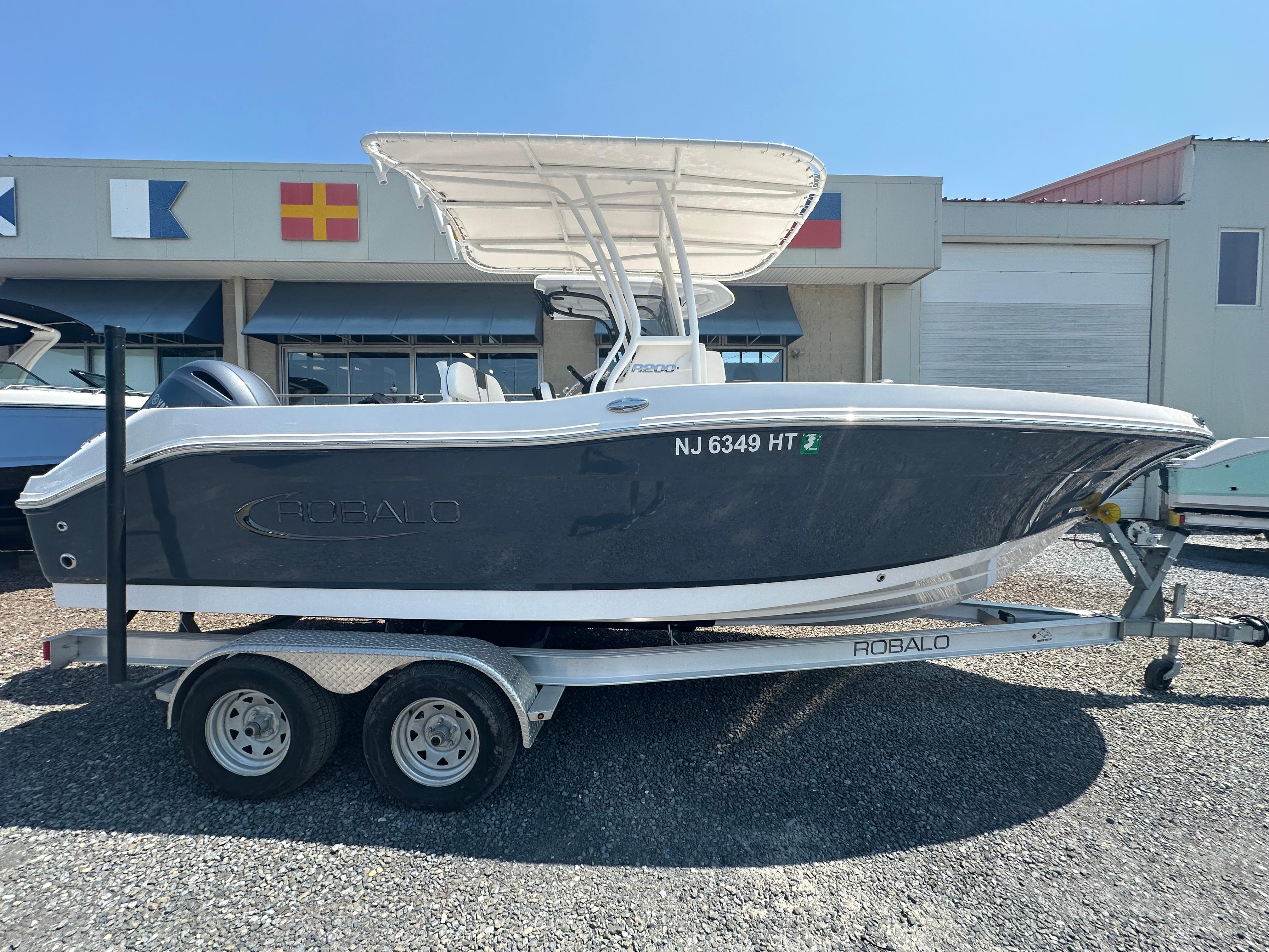 2023 Robalo R200 Center Console