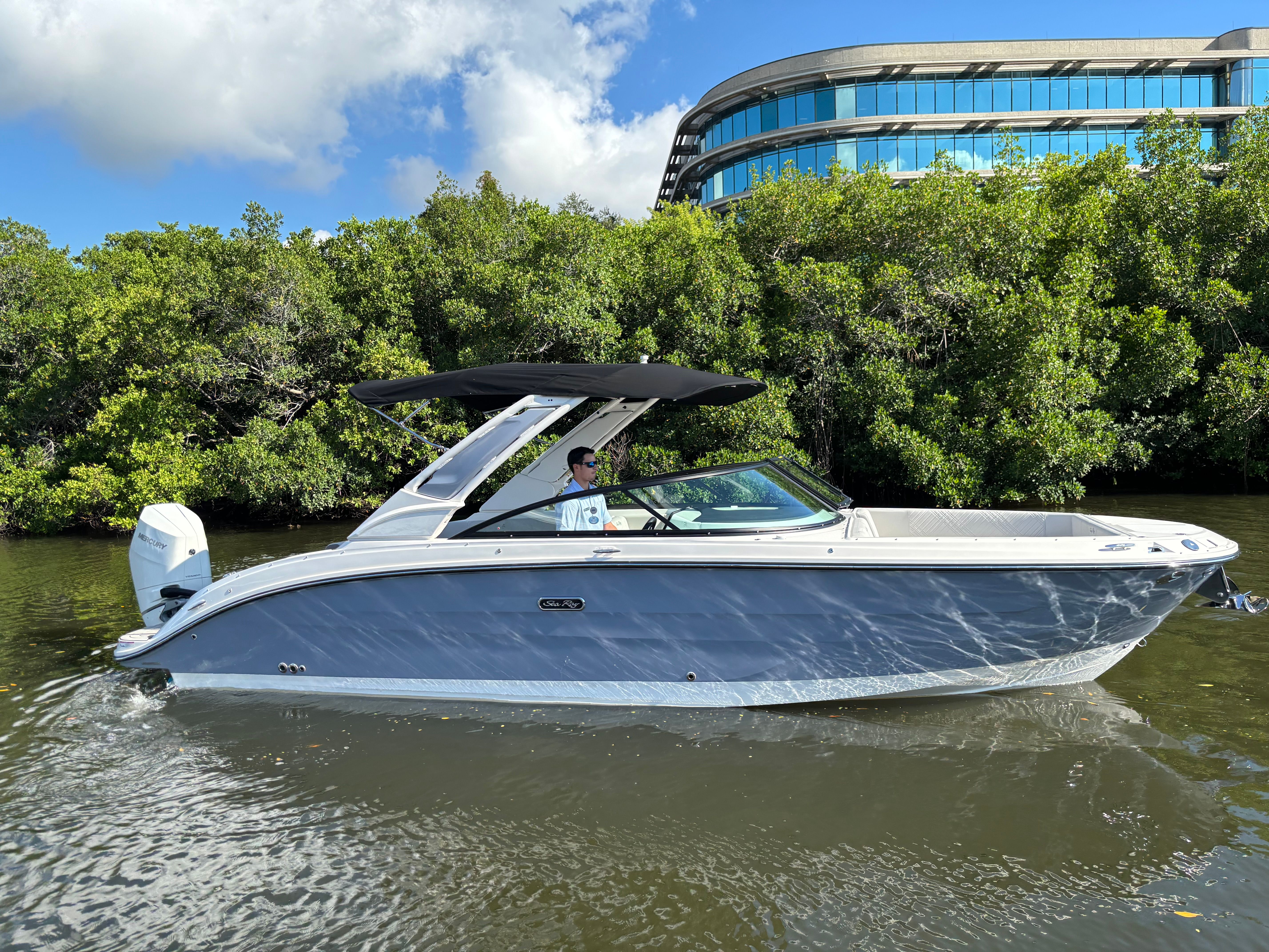2025 Sea Ray SDX 270 Outboard