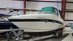 Four Winns 268 Vista 2001 Four Winns 268 Vista boat on trailer in indoor storage.