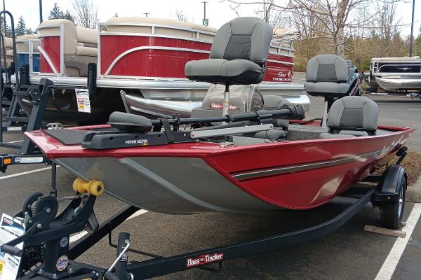 Tracker Bass Tracker Classic XL 2025 Tracker Bass Tracker Classic XL boat in a parking lot, red and gray design.