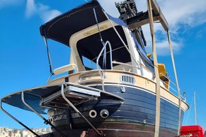 Custom Mimì LIBECCIO 9 Custom Mimì LIBECCIO 9 boat, 2017 model, docked under a clear blue sky.