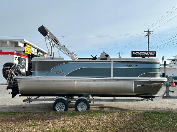 SunCatcher Select 20RC 2024 SunCatcher Select 20RC pontoon boat on a trailer, side view.